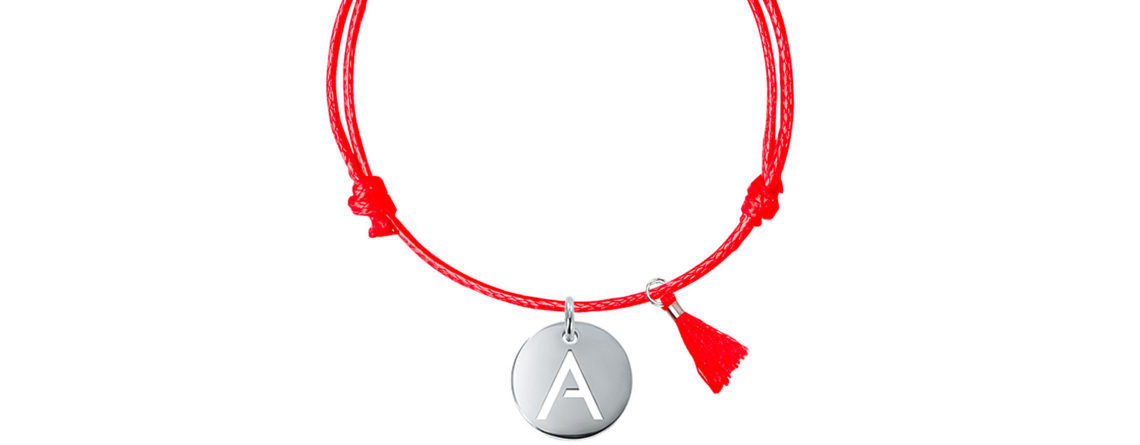 Bracelet ajustable rouge avec pompon assorti rehaussé d'une pampille initiale découpée