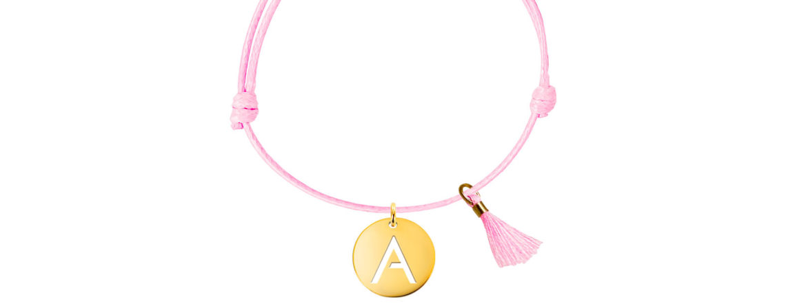 Bracelet ajustable rose avec pompon assorti rehaussé d'une pampille initiale découpée