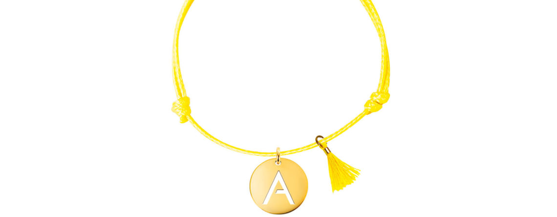 Bracelet ajustable jaune avec pompon assorti rehaussé d'une pampille initiale découpée