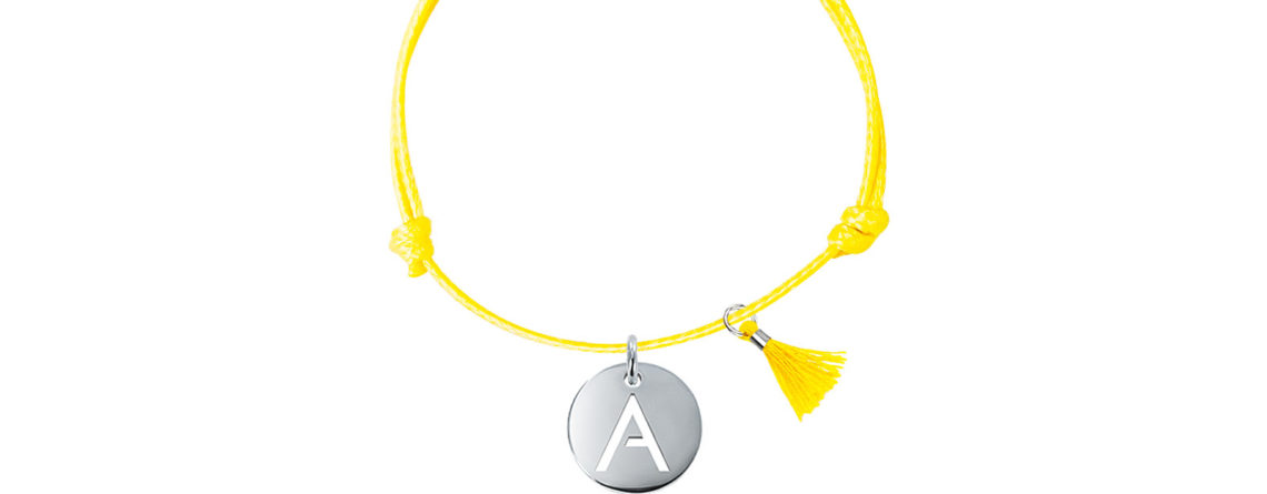 Bracelet ajustable jaune avec pompon assorti rehaussé d'une pampille initiale découpée