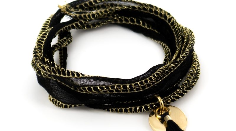Bracelet soie noire pompon noir et petite médaille acier doré à personnaliser | Couleur pompon : Noir