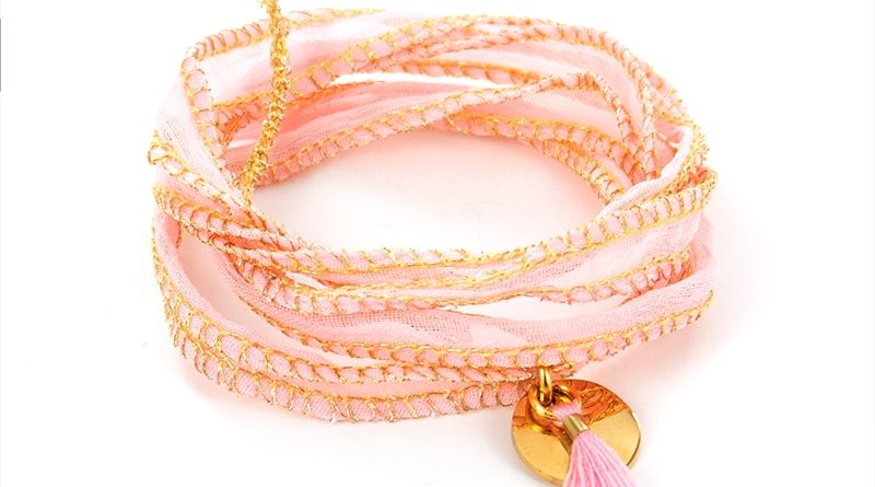 Bracelet soie rose pompon rose et petite médaille acier doré à personnaliser | Couleur pompon : Rose
