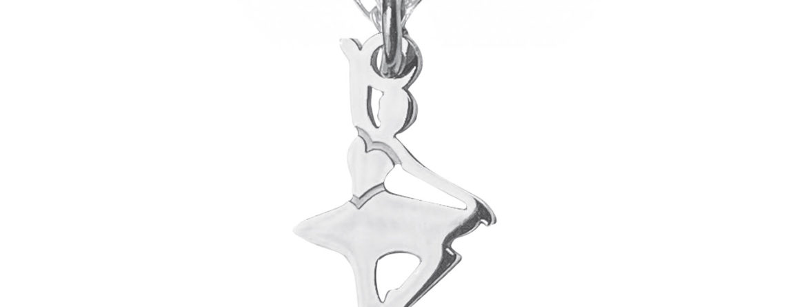Collier orné d'un pendentif danseuse argenté