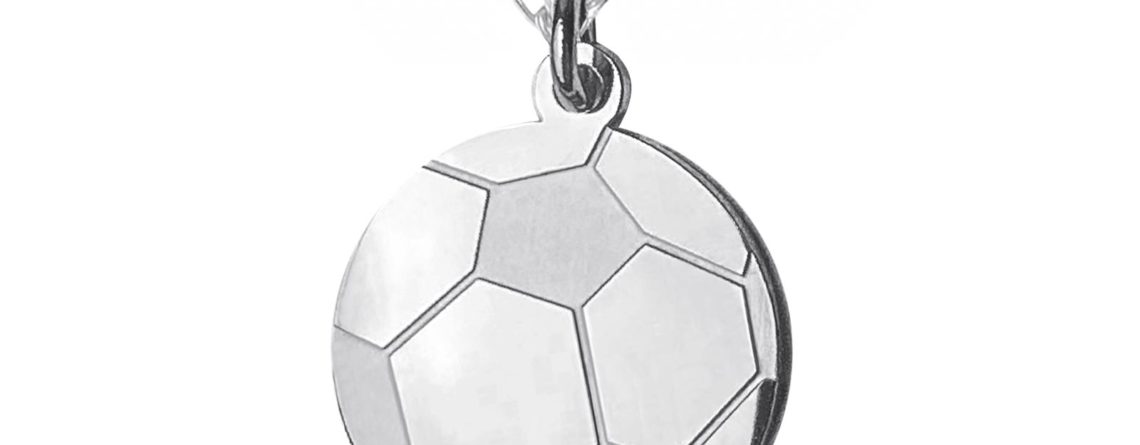 Collier orné d'un pendentif ballon de foot argenté
