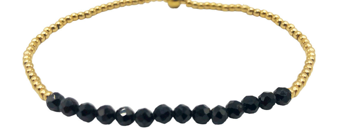 Bracelet orné de perles naturelles (Agate noire) et acier inoxydable doré