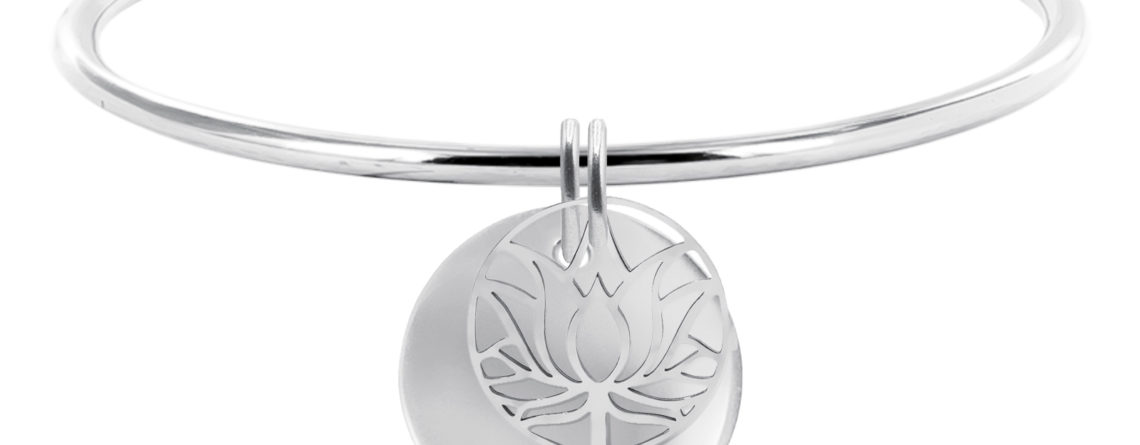 Jonc rigide avec médaille ronde à personnaliser et pampille fleur de lotus en acier inoxydable argenté