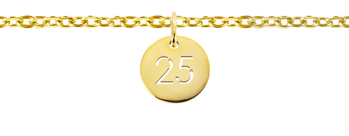 Bracelet chaînette agrémenté d'une pampille numéro découpé en acier inoxydable doré