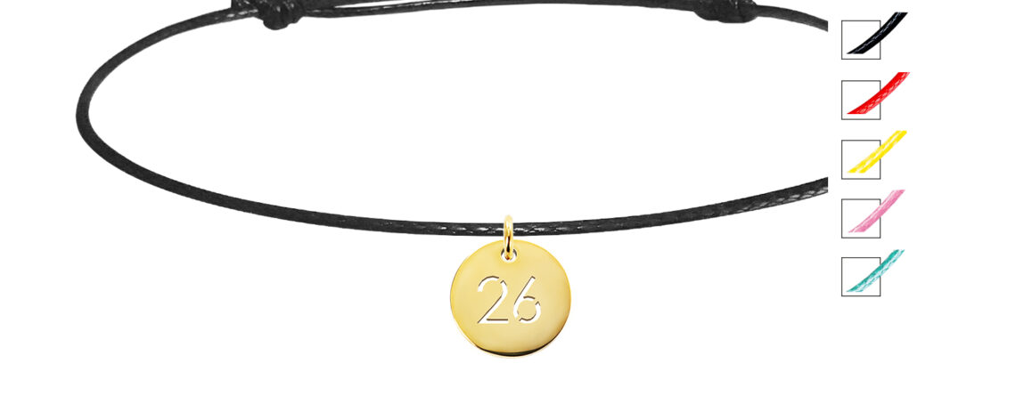 Bracelet ajustable coloré décoré d'une pampille NUMERO en acier inoxydable doré
