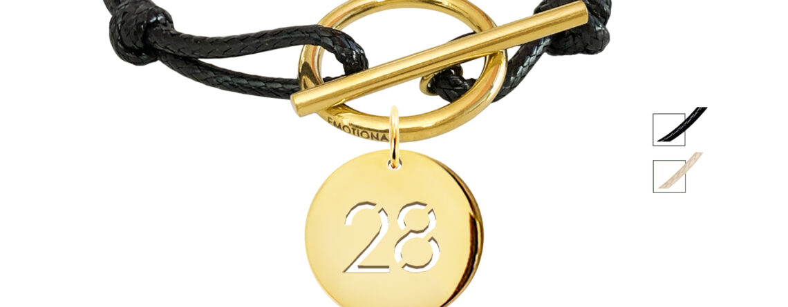 Bracelet cordon ajustable noir avec fermoir T agrémenté d'une pampille numéro découpé en acier inoxydable doré