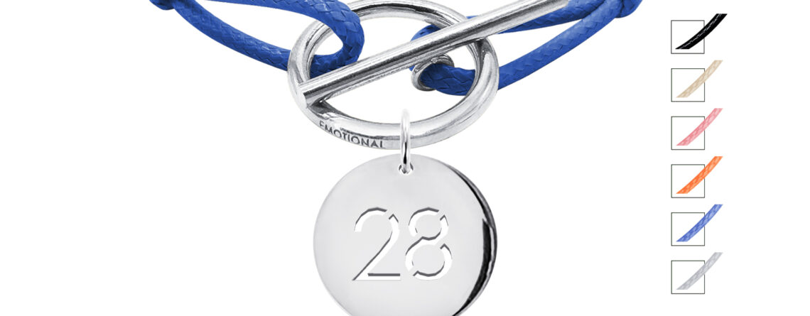 Bracelet cordon ajustable bleu avec fermoir T agrémenté d'une pampille numéro découpé en acier inoxydable argenté