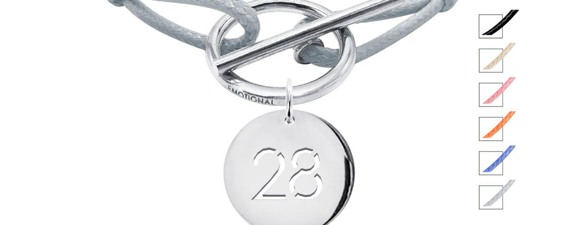 Bracelet cordon ajustable gris avec fermoir T agrémenté d'une pampille numéro découpé en acier inoxydable argenté