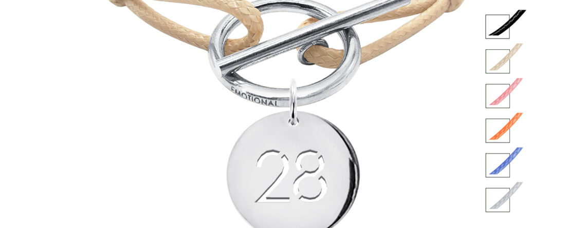Bracelet cordon ajustable nude avec fermoir T agrémenté d'une pampille numéro découpé en acier inoxydable argenté