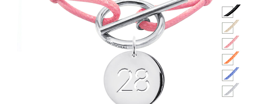 Bracelet cordon ajustable rose avec fermoir T agrémenté d'une pampille numéro découpé en acier inoxydable argenté