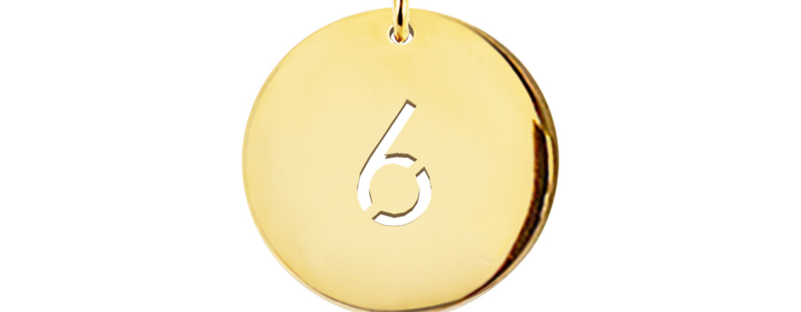 Collier cordon ajustable décoré d'une médaille numéro découpé (20mm) en acier inoxydable doré