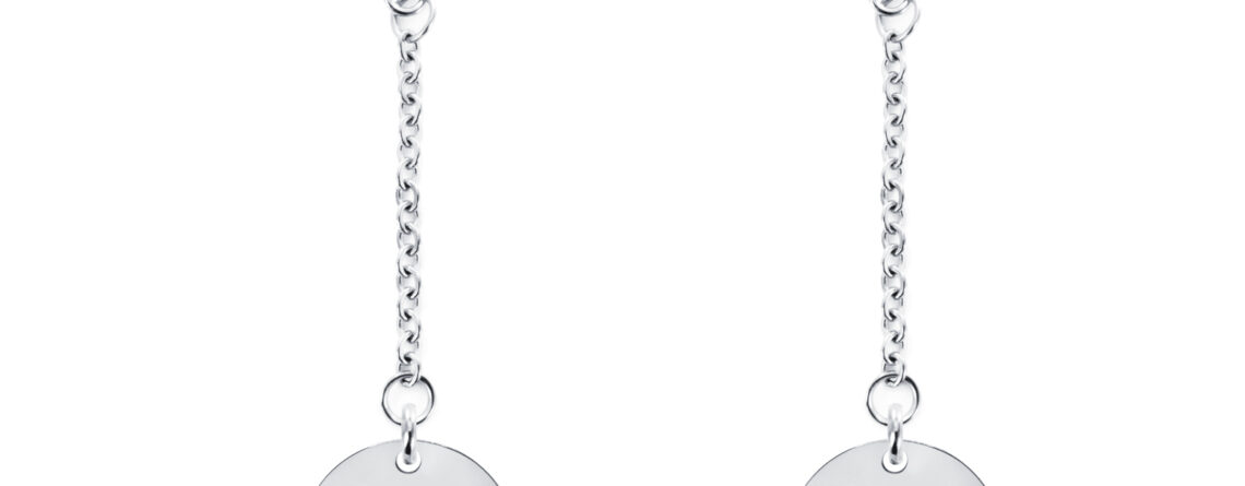 Boucles d'oreilles pendantes décorées de médailles rondes avec cœur ajouré en acier inoxydable argenté