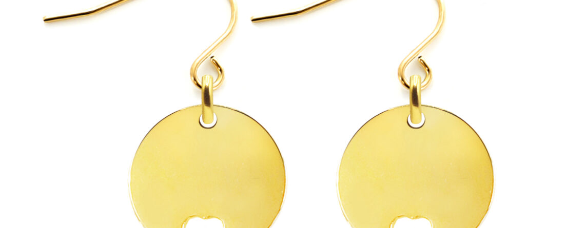 Boucles d'oreilles agrémentées de médailles rondes avec cœur ajouré en acier inoxydable doré