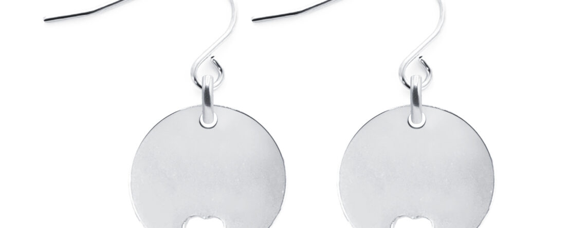 Boucles d'oreilles agrémentées de médailles rondes avec cœur ajouré en acier inoxydable argenté