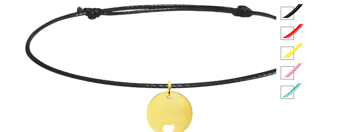 Bracelet cordon ajustable décoré d'une médaille ronde avec cœur ajouré en acier inoxydable doré
