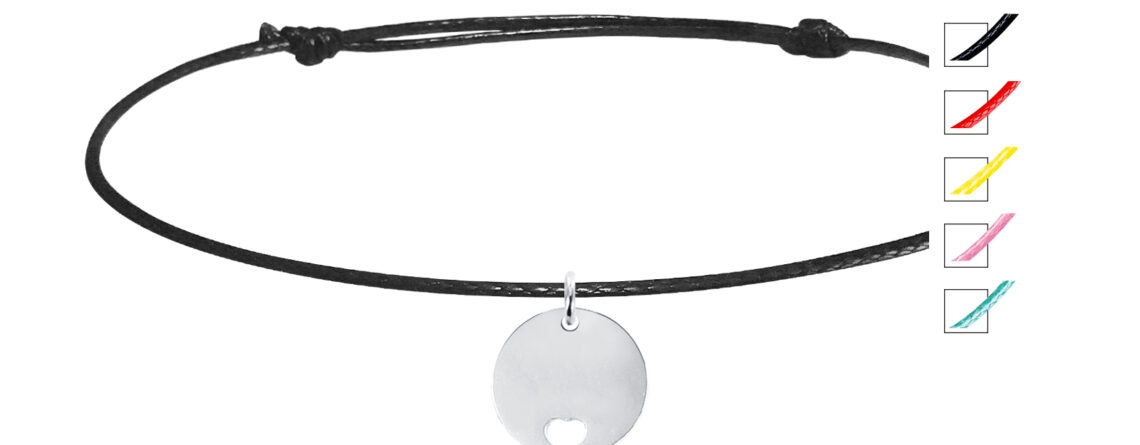 Bracelet cordon ajustable décoré d'une médaille ronde avec cœur ajouré en acier inoxydable argenté
