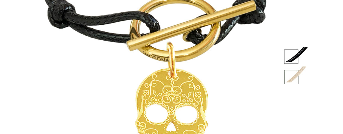 Bracelet cordon ajustable coloré avec fermoir T agrémenté d'une pampille tête de mort (27mm) en acier inoxydable doré
