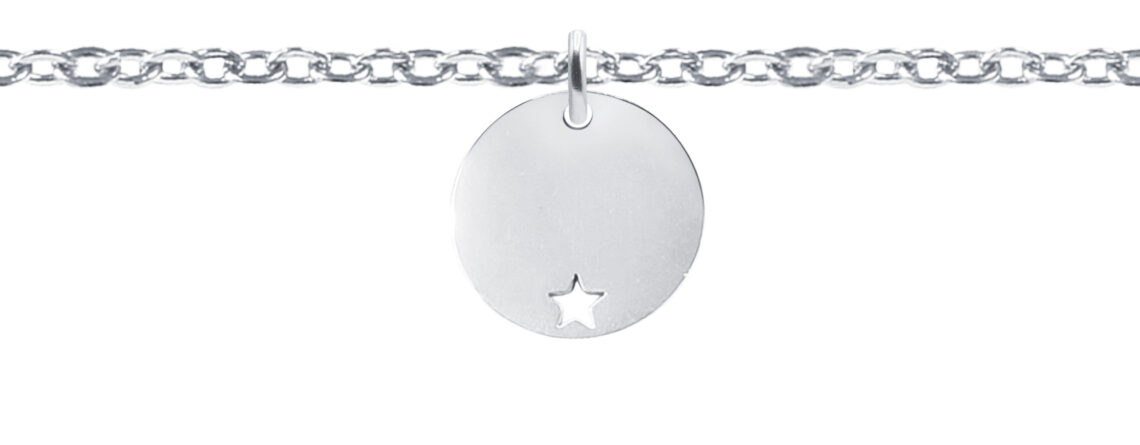 Bracelet chaînette agrémenté d'une médaille ronde avec étoile ajourée en acier inoxydable argenté