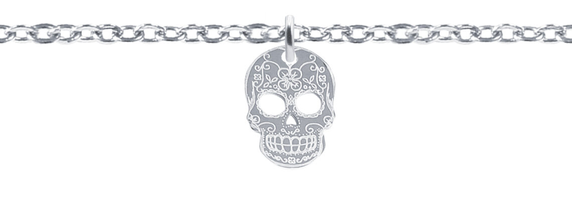 Bracelet chaînette agrémenté d'une pampille tête de mort en acier inoxydable argenté