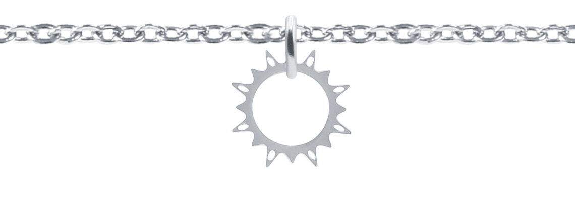 Bracelet chaînette agrémenté d'une pampille soleil en acier inoxydable argenté