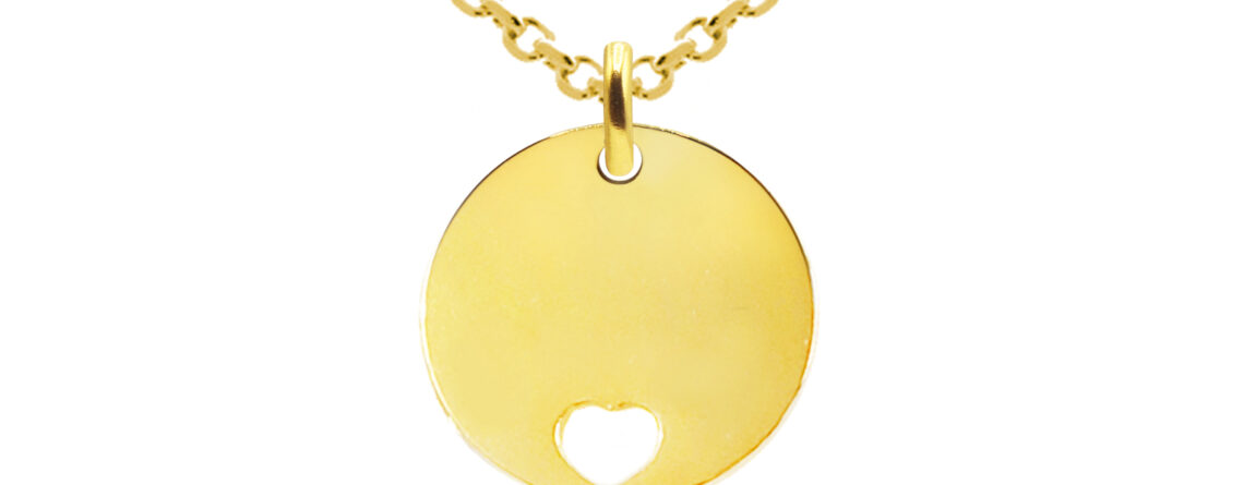 Collier orné d'une médaille ronde avec cœur ajouré en acier inoxydable doré