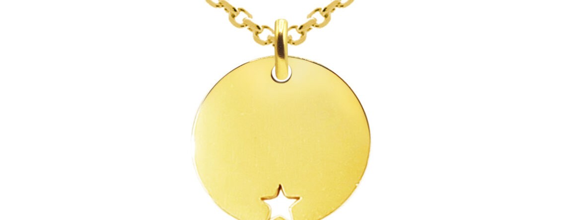 Collier orné d'une médaille ronde avec étoile ajourée en acier inoxydable doré