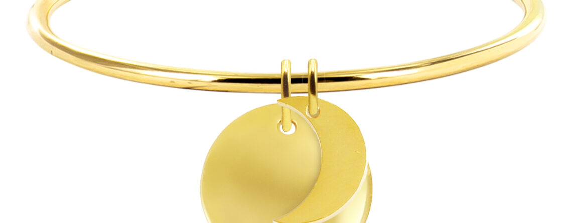 Jonc rigide décoré d'une médaille ronde (20mm) à personnaliser et d'une pampille lune (14mm) en acier inoxydable doré
