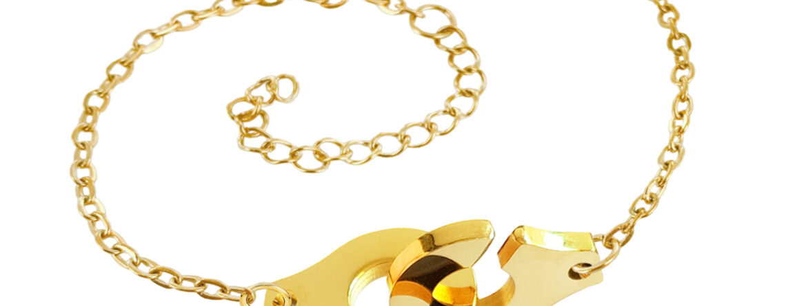 Bracelet chaînette agrémenté d'une paire de menottes en acier inoxydable doré