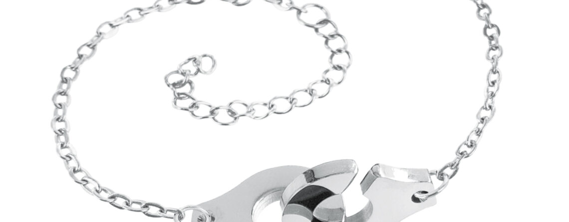 Bracelet chaînette agrémenté d'une paire de menottes en acier inoxydable argenté