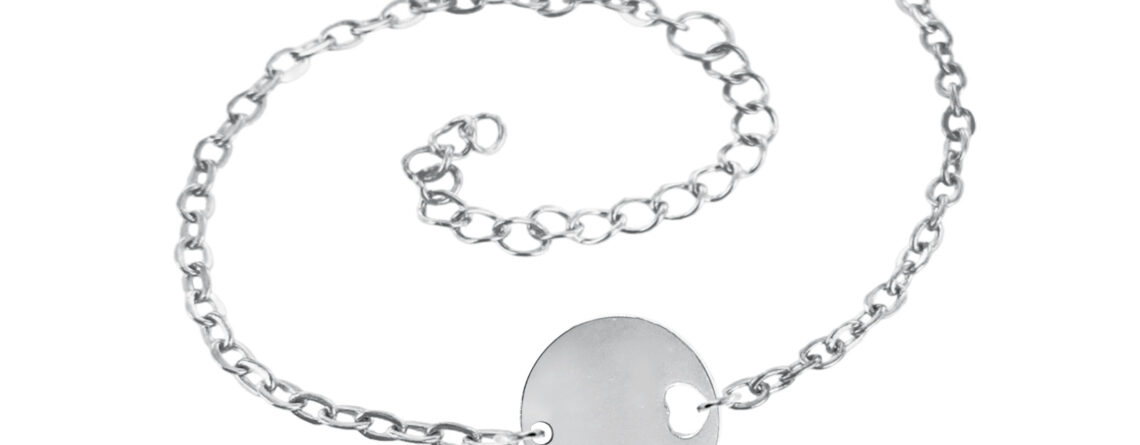 Bracelet chaînette agrémenté d'une médaille ronde avec cœur ajouré en acier inoxydable argenté