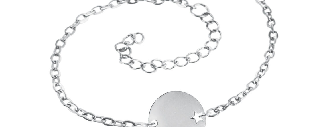 Bracelet chaînette agrémenté d'une médaille ronde avec étoile ajourée en acier inoxydable argenté