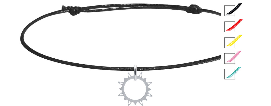 Bracelet cordon ajustable décoré d'une pampille soleil en acier inoxydable argenté