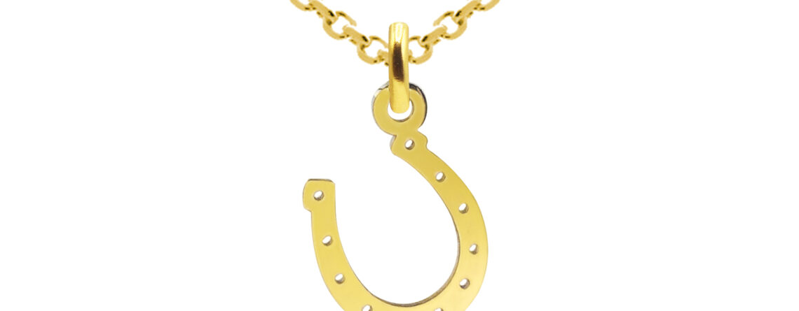Collier orné d'un pendentif fer à cheval doré