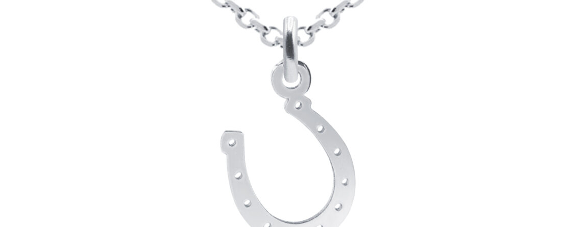 Collier orné d'un pendentif fer à cheval argenté