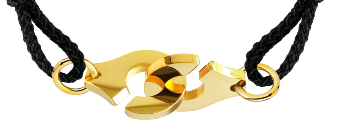 Collier ajustable en paracorde noire décoré d'une paire de menottes en acier inoxydable doré