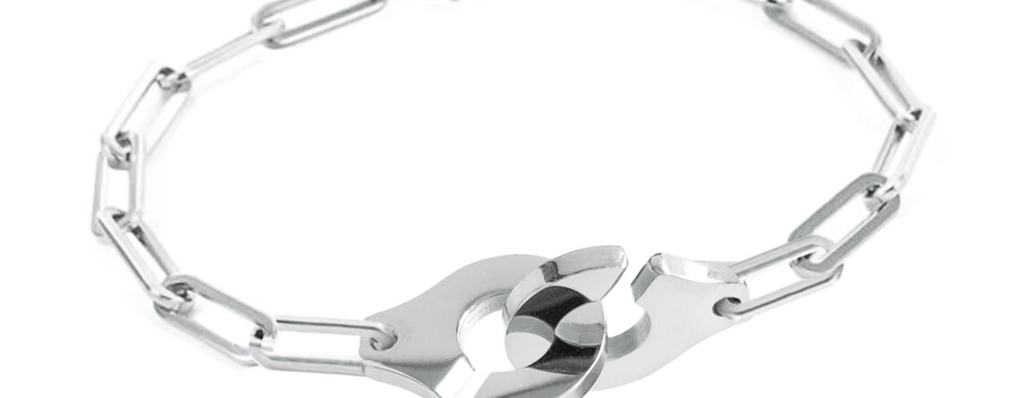 Bracelet maille XL agrémenté d'une paire de menottes en acier inoxydable argenté
