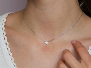 Collier étoile rehaussé d'oxydes de zirconium en acier inoxydable doré