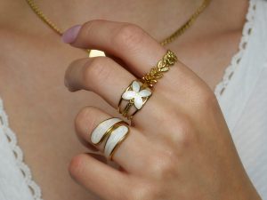 Bague ajustable fleur émail blanc en acier inoxydable doré